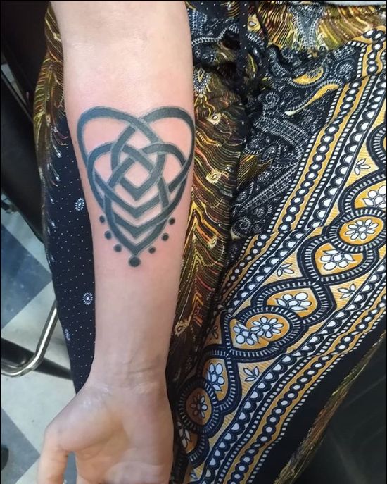 The Celtic Motherhood Knot Explained What is the Meaning Behind This  Symbol Including Tattoo examples